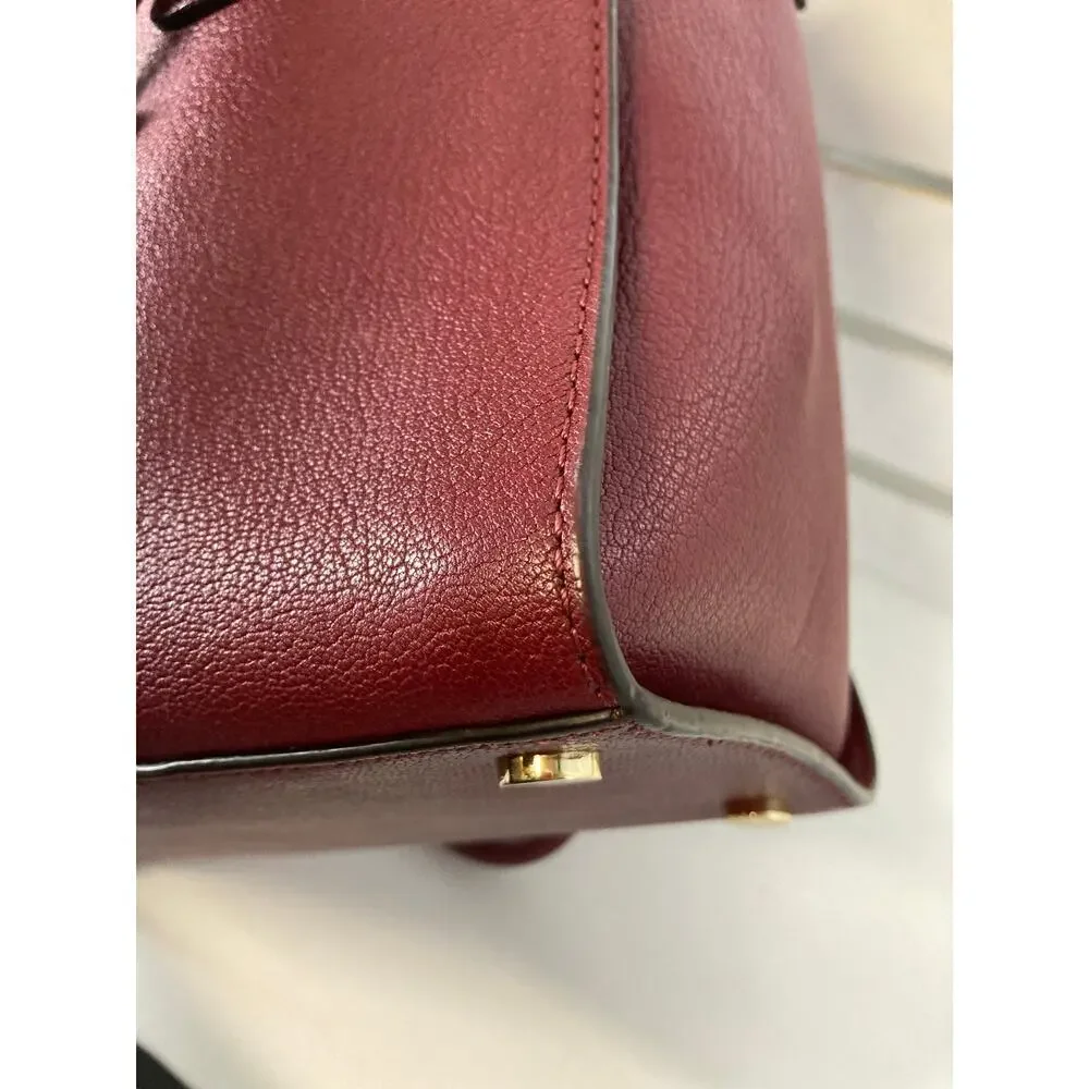MICHAEL KORS, LARGE WINE LEATHER HANDBAG WITH LOCK CHARM.